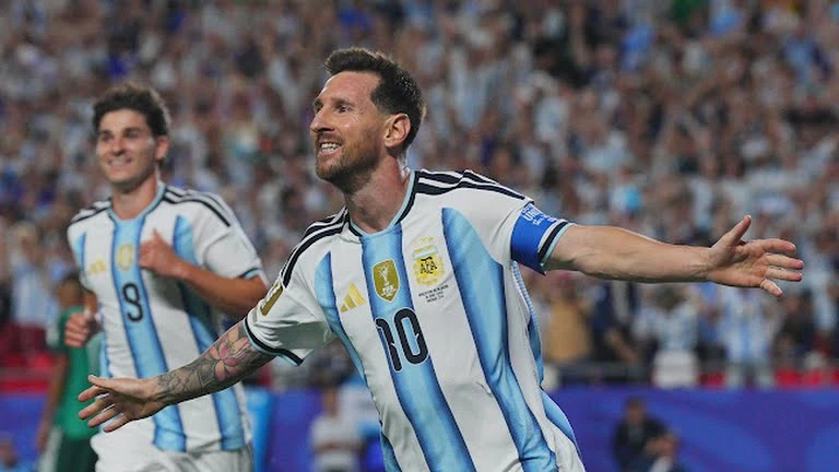Messi lập hat-trick siêu đẳng, Argentina thắng đậm Algeria Messi lập hat-trick siêu đẳng, Argentina thắng đậm Algeria