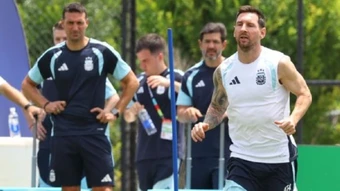 Messi vẫn sút phạt đền cho Argentina