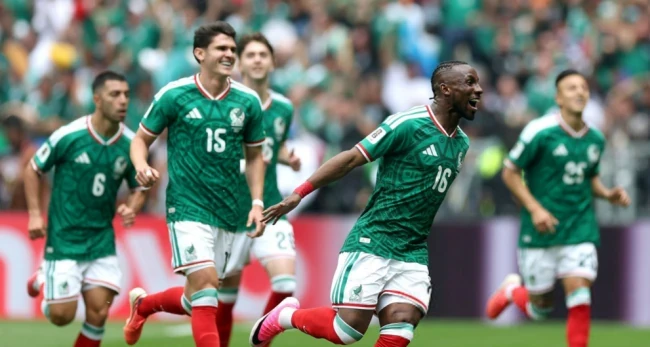 Mexico đánh bại Nam Phi trong trận cầu có 3 thẻ đỏ Mexico đánh bại Nam Phi trong trận cầu có 3 thẻ đỏ