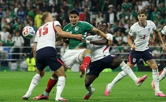 Michael Owen lo tuyển Anh bị Pháp và Tây Ban Nha đè bẹp