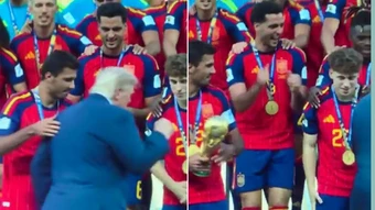Mikel Merino nhại lại điệu nhảy của Donald Trump trên bục trao giải