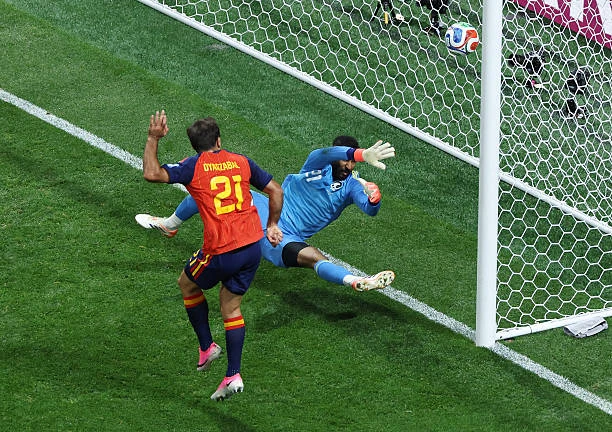 Mikel Oyarzabal - Từ kẻ vô hình đến người làm nên lịch sử Mikel Oyarzabal - Từ kẻ vô hình đến người làm nên lịch sử