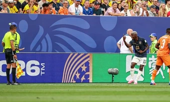 Moises Caicedo nổi đóa với trọng tài vì luật mới của FIFA
