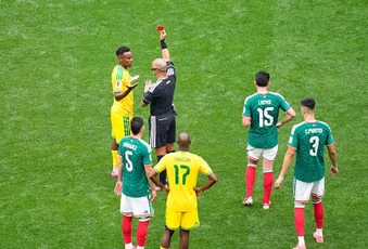 Nam Phi nhận 2 thẻ đỏ, lập kỷ lục buồn ngày khai mạc World Cup