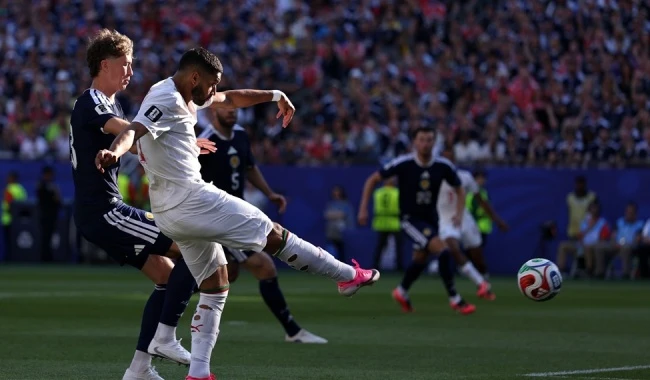 Neil El Aynaoui đổ máu sau pha va chạm với McTominay