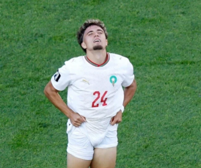 Neil El Aynaoui đổ máu sau pha va chạm với McTominay