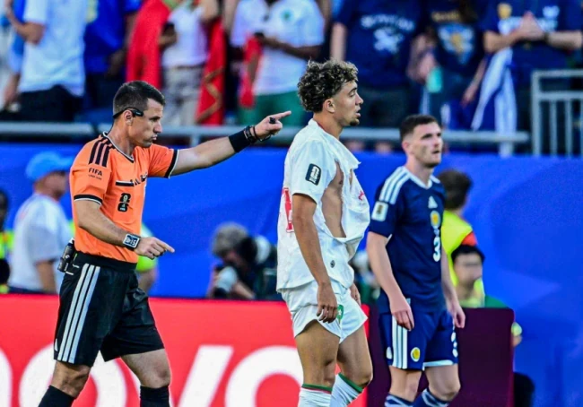 Neil El Aynaoui đổ máu sau pha va chạm với McTominay