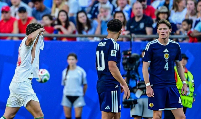 Neil El Aynaoui đổ máu sau pha va chạm với McTominay
