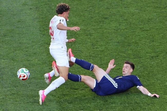 Neil El Aynaoui đổ máu sau pha va chạm với McTominay