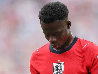 Neville lo ngại Saka quá tải ở World Cup