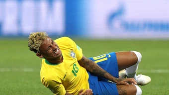 Neymar ăn vạ hay nỗ lực tuyệt vọng để bảo vệ đôi chân?