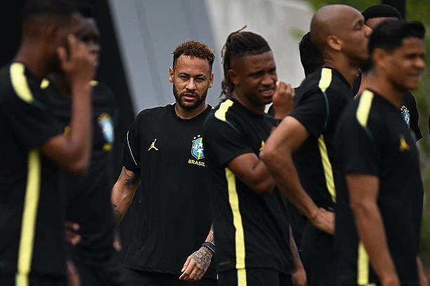 Neymar hoàn thành buổi tập đầu tiên cùng tuyển Brazil Neymar hoàn thành buổi tập đầu tiên cùng tuyển Brazil