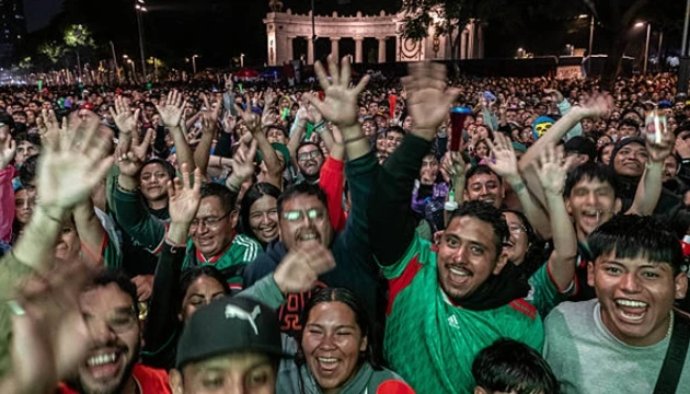 Người hâm mộ Mexico đổ xuống đường ăn mừng chiến thắng lịch sử Người hâm mộ Mexico đổ xuống đường ăn mừng chiến thắng lịch sử