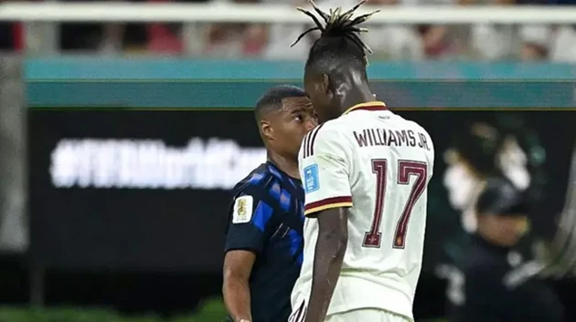 Nico Williams bức xúc vì pha đá xấu của sao Uruguay Nico Williams bức xúc vì pha đá xấu của sao Uruguay