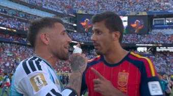 Otamendi tố Rodri khóc lóc với trọng tài