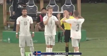 Phạm luật thay người 10 giây, Iceland trả giá đắt trước Nhật Bản