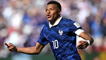 Phản ứng của Giroud khi chứng kiến Mbappe phá kỷ lục