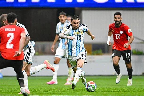 Phía sau tranh cãi là một Argentina không bao giờ bỏ cuộc Phía sau tranh cãi là một Argentina không bao giờ bỏ cuộc
