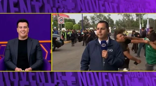 Phóng viên World Cup phải cắt sóng trực tiếp vì ẩu đả ngay sau lưng Phóng viên World Cup phải cắt sóng trực tiếp vì ẩu đả ngay sau lưng
