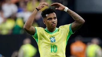 Rodrygo tiết lộ cách sao Brazil sinh tồn trước áp lực mạng