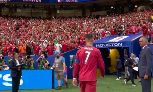 Ronaldo bỏ vào đường hầm trong lúc đồng đội tri ân NHM Ronaldo bỏ vào đường hầm trong lúc đồng đội tri ân NHM