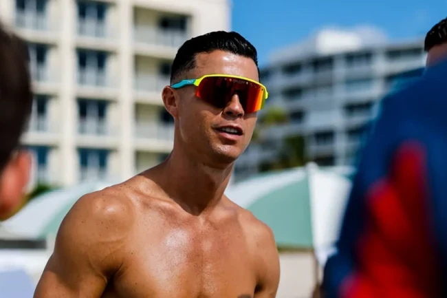 Ronaldo khoe cơ bắp sáu múi trên bãi biển Mỹ Ronaldo khoe cơ bắp sáu múi trên bãi biển Mỹ
