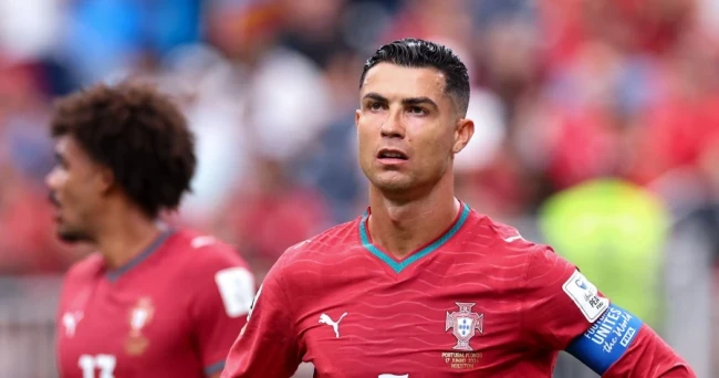 Ronaldo và "cơn bão" xé toang phòng thay đồ Bồ Đào Nha Ronaldo và "cơn bão" xé toang phòng thay đồ Bồ Đào Nha