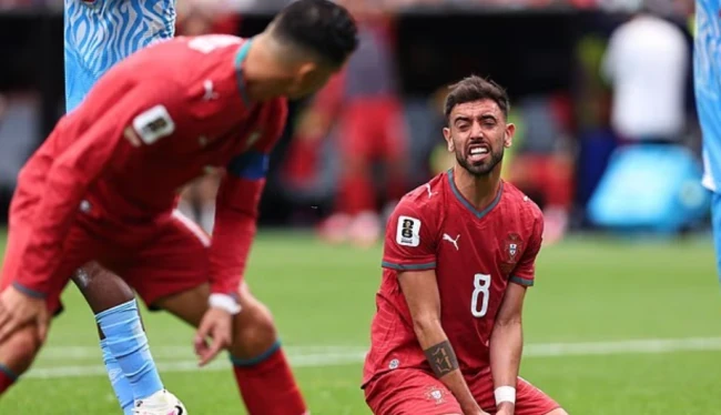 Ronaldo và "cơn bão" xé toang phòng thay đồ Bồ Đào Nha Ronaldo và "cơn bão" xé toang phòng thay đồ Bồ Đào Nha