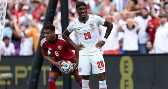 Roy Keane nổi giận vì nụ cười của Noni Madueke