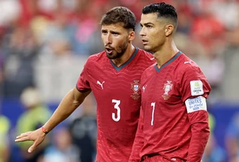 Ruben Dias nổi giận rời họp báo
