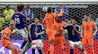 Rượt đuổi kịch tính, Hà Lan chia điểm tiếc nuối trước Nhật Bản