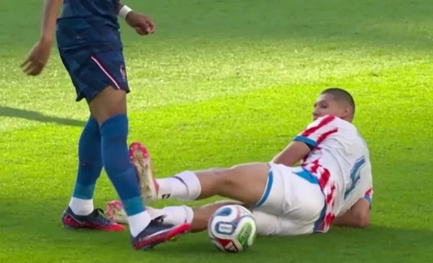 Sao Paraguay thoát thẻ đỏ sau cú đá kiểu Beckham vào Mbappe Sao Paraguay thoát thẻ đỏ sau cú đá kiểu Beckham vào Mbappe