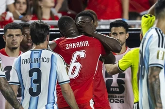 Sao Thụy Sĩ bị chỉ trích "ngu ngốc" khi ăn vạ trước Argentina