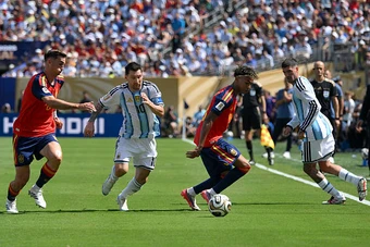 Tây Ban Nha 0-0 Argentina: Messi hỗ trợ phòng ngự