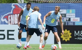 Thầy trò Tuchel lo sốt vó vì bị trộm hết giày