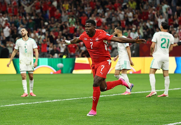 Thụy Sĩ 1-0 Algeria: Manzambi kiến tạo, Embolo lập công Thụy Sĩ 1-0 Algeria: Manzambi kiến tạo, Embolo lập công