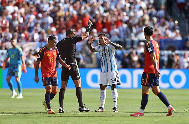 Toàn cảnh màn hỗn loạn giữa Argentina và Tây Ban Nha sau chung kết World Cup Toàn cảnh màn hỗn loạn giữa Argentina và Tây Ban Nha sau chung kết World Cup