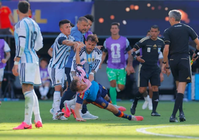 Toàn cảnh màn hỗn loạn giữa Argentina và Tây Ban Nha sau chung kết World Cup Toàn cảnh màn hỗn loạn giữa Argentina và Tây Ban Nha sau chung kết World Cup
