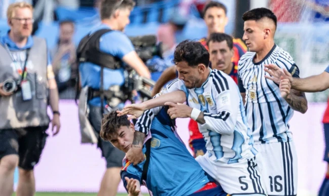 Toàn cảnh màn hỗn loạn giữa Argentina và Tây Ban Nha sau chung kết World Cup Toàn cảnh màn hỗn loạn giữa Argentina và Tây Ban Nha sau chung kết World Cup