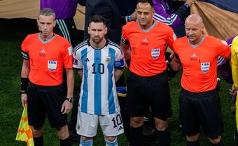 Trọng tài bắt trận Anh đấu Argentina mang điềm lành cho Messi
