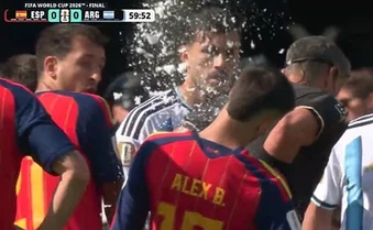 Trọng tài chung kết World Cup vô tình xịt bọt vào mặt Alex Baena