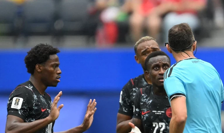Trọng tài Joao Pinheiro gây phẫn nộ khi từ chối thổi 11m cho Canada