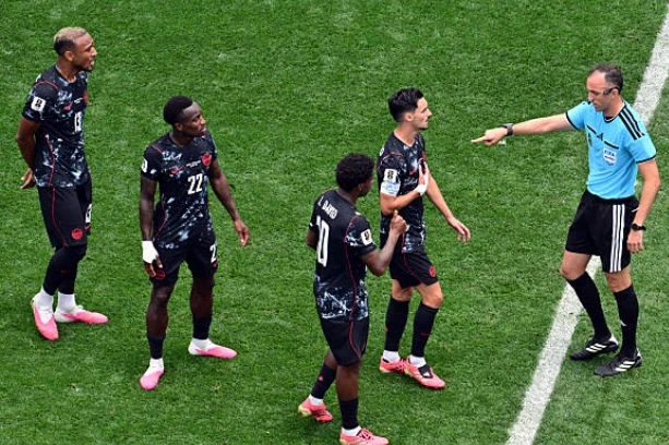 Trọng tài Joao Pinheiro gây phẫn nộ khi từ chối thổi 11m cho Canada