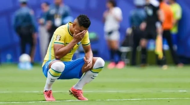 Trục giữa bất ổn khiến Brazil sớm dừng bước tại World Cup Trục giữa bất ổn khiến Brazil sớm dừng bước tại World Cup