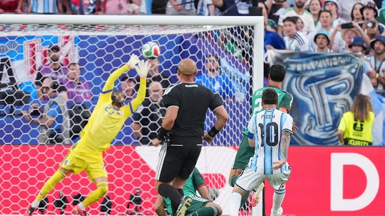 TRỰC TIẾP Argentina 1-0 Algeria: Messi ghi tuyệt phẩm