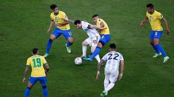 Trước đại chiến Anh, Messi thể hiện ra sao khi gặp các cường quốc bóng đá?