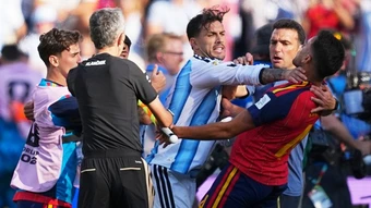 Truyền thông Argentina bảo vệ đội nhà sau trận thua Tây Ban Nha