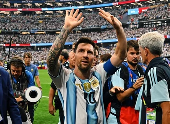 Truyền thông phát sốt khi Messi phá kỷ lục World Cup