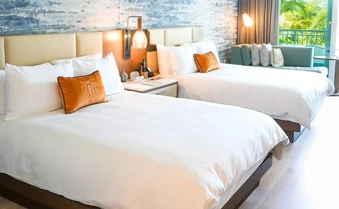 Tuyển Anh ở khách sạn có sân golf và món ăn bị cấm