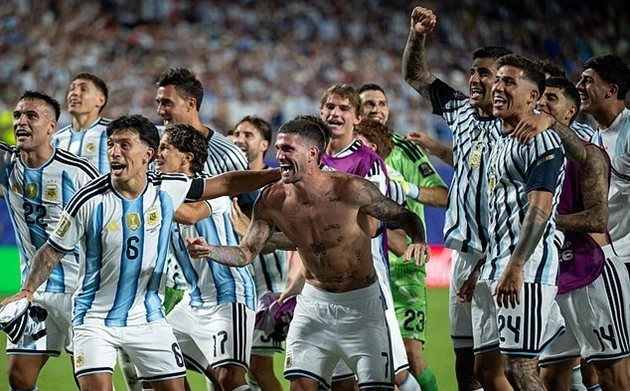 Tuyển Argentina hát khúc ca khiêu khích tuyển Anh trước bán kết Tuyển Argentina hát khúc ca khiêu khích tuyển Anh trước bán kết